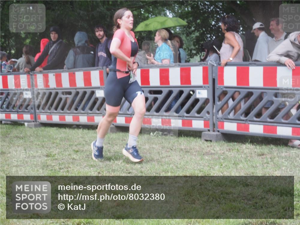 21.06.2025 - 27. Vierlanden-Triathlon KatJ http://msf.ph/oto/8032380 15.06.2025 13:43:04 Ziel 888 meine-sportfotos.de