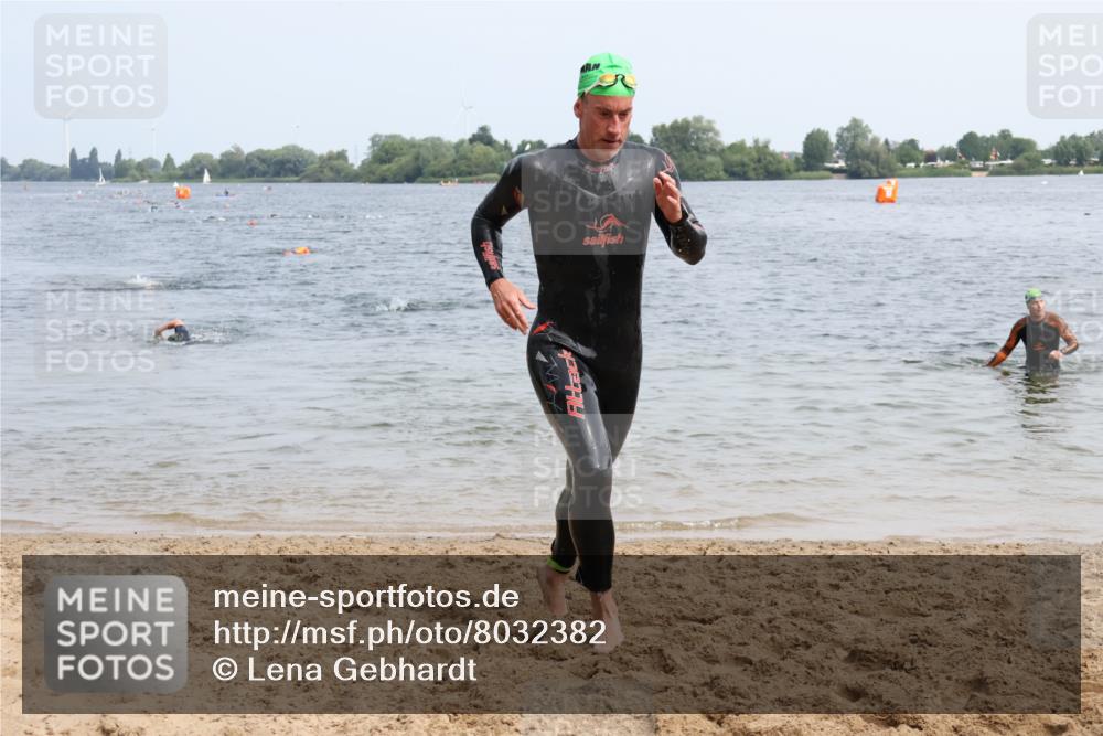 15.06.2025 - 27. Vierlanden-Triathlon Lena Gebhardt http://msf.ph/oto/8032382 15.06.2025 11:14:16 Schwimmen 804, 833, 904, 952, 962 meine-sportfotos.de