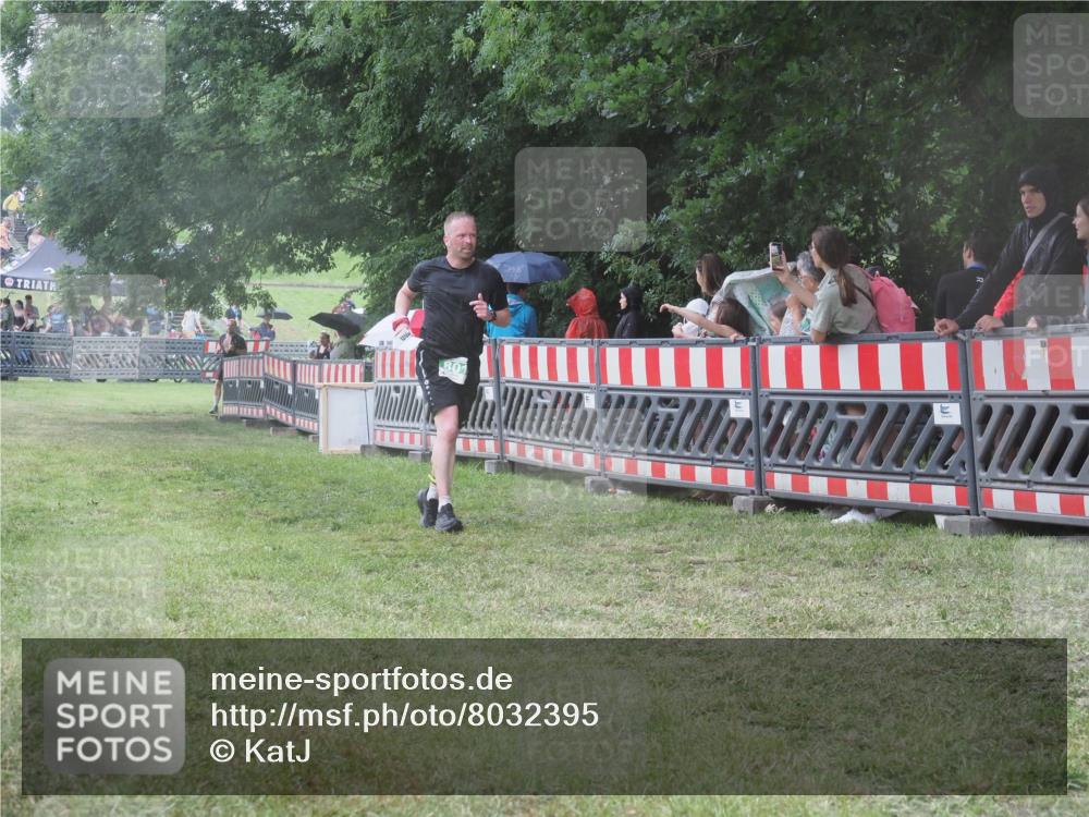 21.06.2025 - 27. Vierlanden-Triathlon KatJ http://msf.ph/oto/8032395 15.06.2025 13:43:12 Ziel 720, 801 meine-sportfotos.de