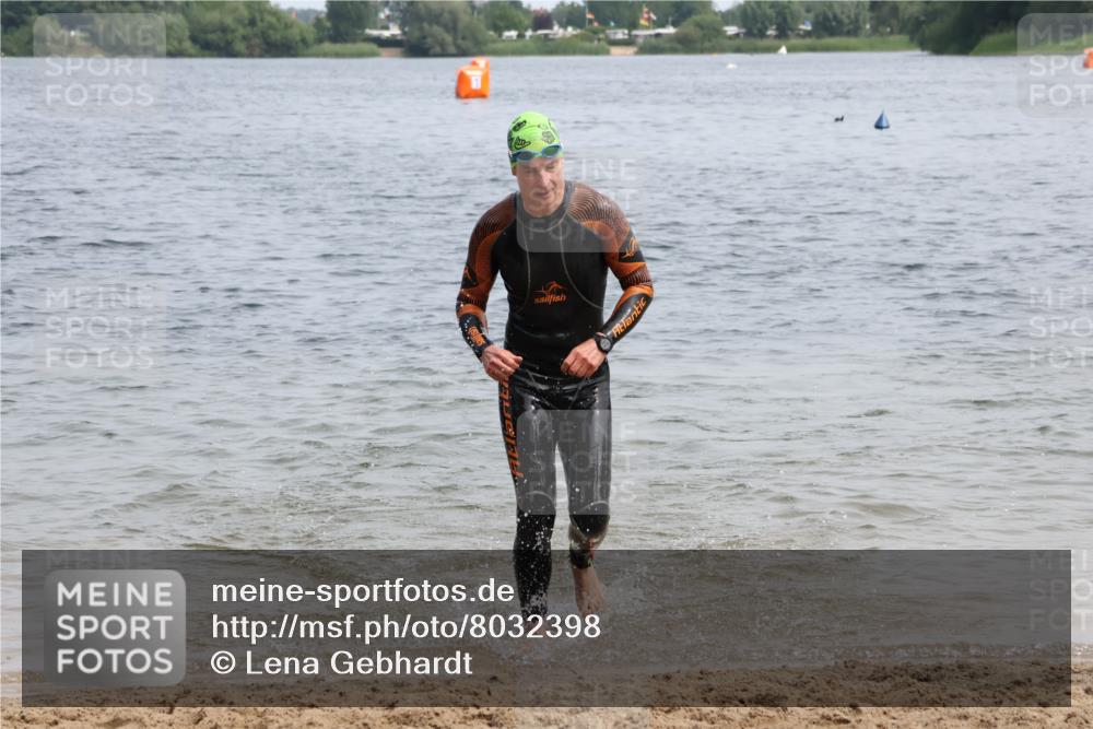 15.06.2025 - 27. Vierlanden-Triathlon Lena Gebhardt http://msf.ph/oto/8032398 15.06.2025 11:14:24 Schwimmen 804, 833, 958 meine-sportfotos.de