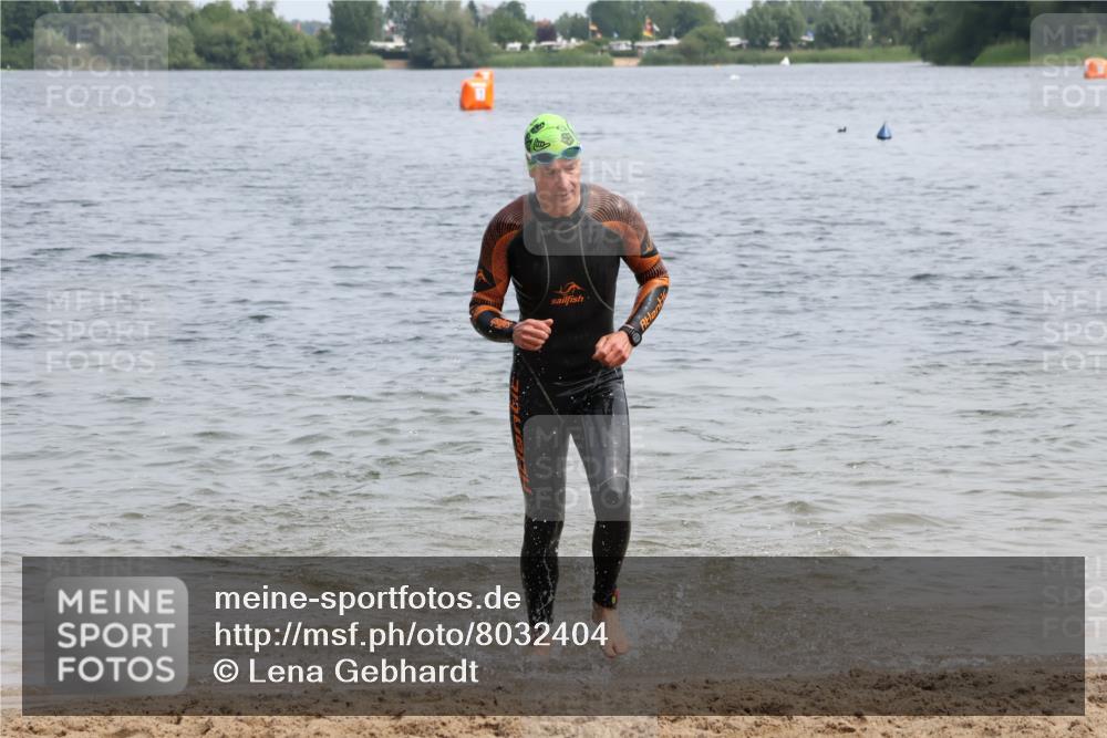 15.06.2025 - 27. Vierlanden-Triathlon Lena Gebhardt http://msf.ph/oto/8032404 15.06.2025 11:14:24 Schwimmen 804, 833, 958 meine-sportfotos.de