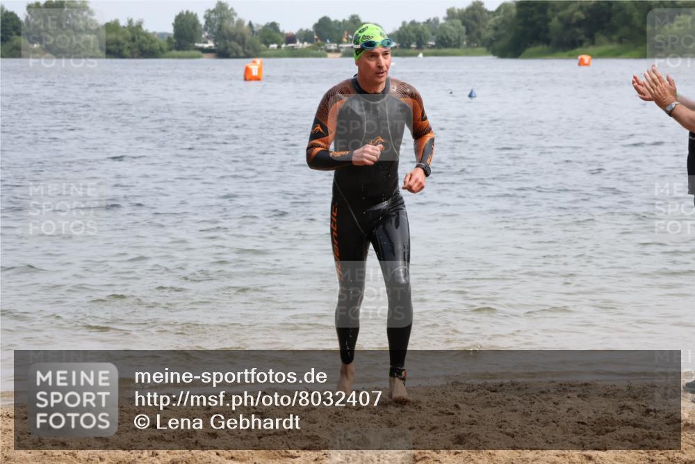 15.06.2025 - 27. Vierlanden-Triathlon Lena Gebhardt http://msf.ph/oto/8032407 15.06.2025 11:14:25 Schwimmen 804, 833, 958 meine-sportfotos.de