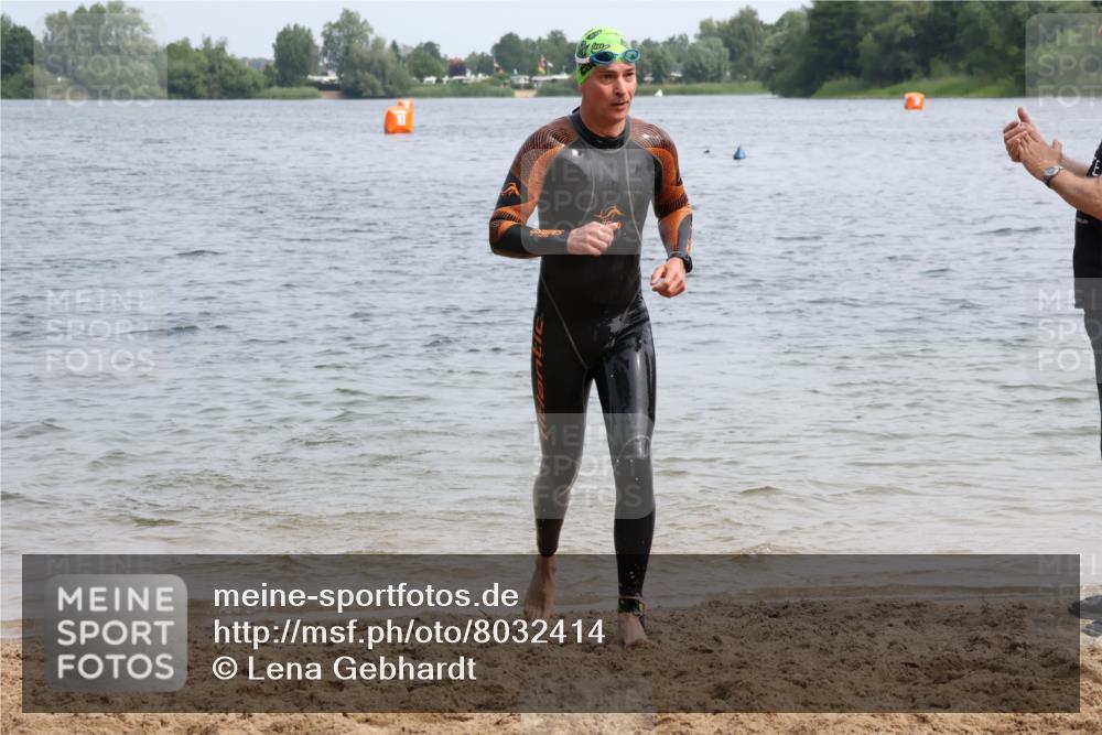 15.06.2025 - 27. Vierlanden-Triathlon Lena Gebhardt http://msf.ph/oto/8032414 15.06.2025 11:14:25 Schwimmen 804, 833, 958 meine-sportfotos.de