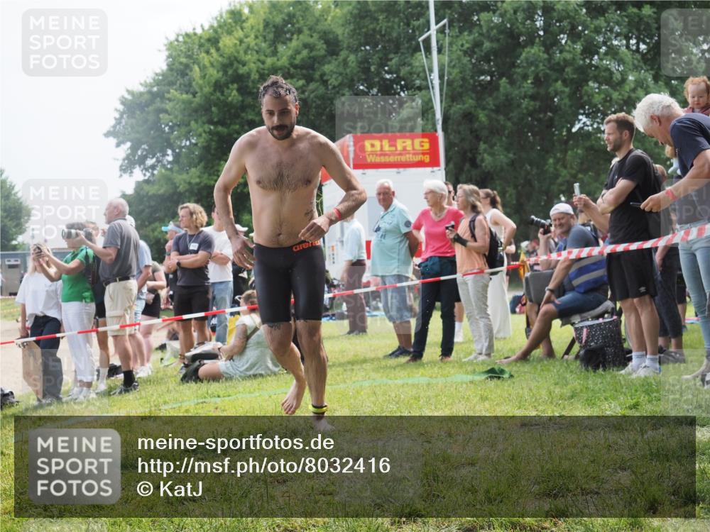 15.06.2025 - 27. Vierlanden-Triathlon KatJ http://msf.ph/oto/8032416 15.06.2025 11:12:38 Schwimmen 968 meine-sportfotos.de