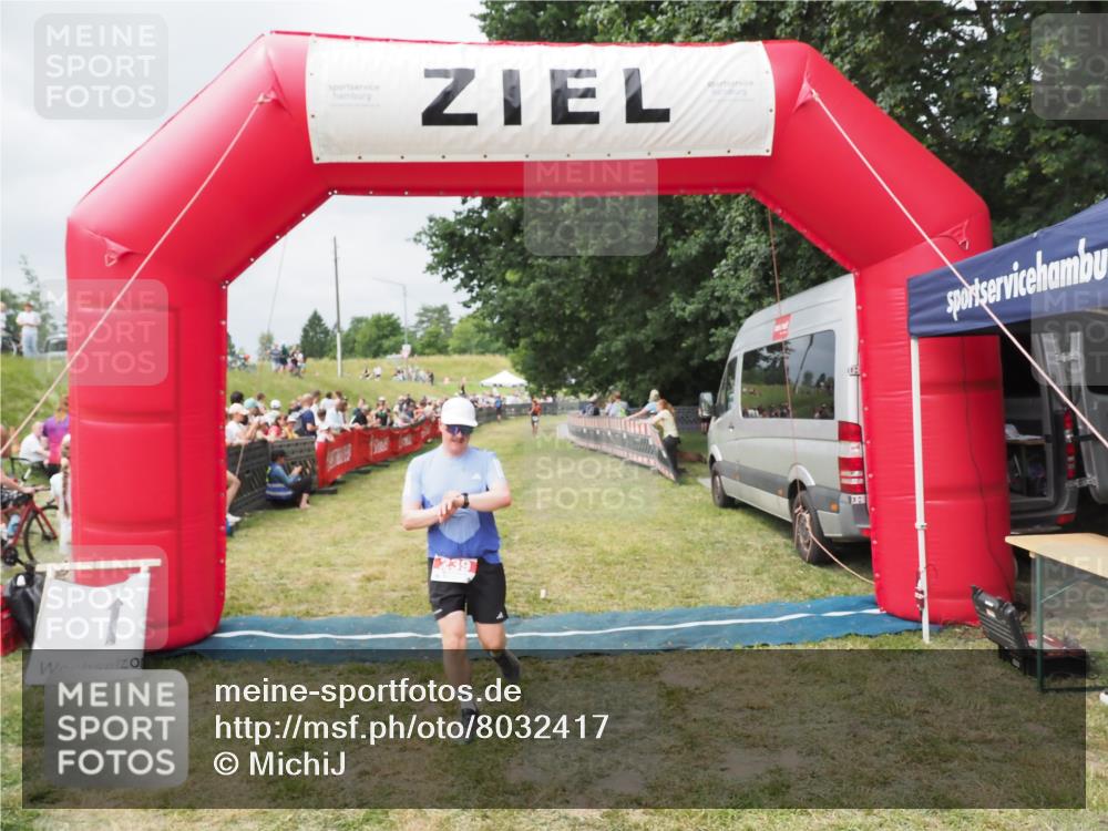21.06.2025 - 27. Vierlanden-Triathlon MichiJ http://msf.ph/oto/8032417 15.06.2026 12:51:01 Ziel 239 meine-sportfotos.de