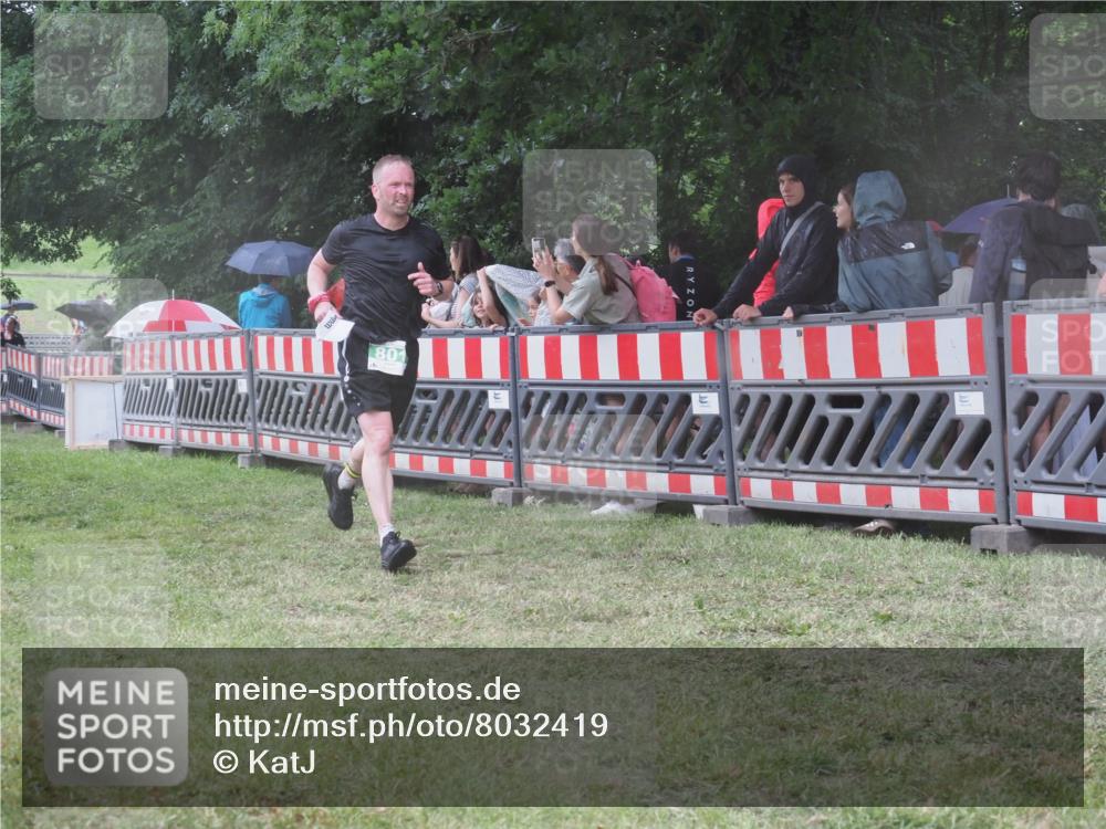 21.06.2025 - 27. Vierlanden-Triathlon KatJ http://msf.ph/oto/8032419 15.06.2025 13:43:13 Ziel 720, 801 meine-sportfotos.de