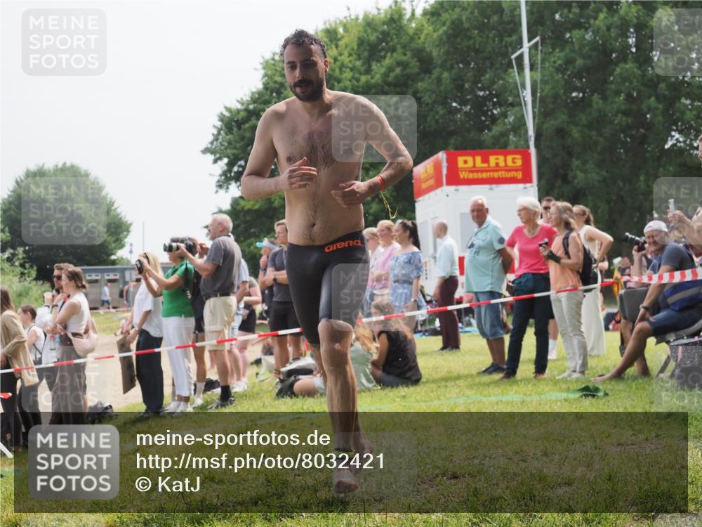 15.06.2025 - 27. Vierlanden-Triathlon KatJ http://msf.ph/oto/8032421 15.06.2025 11:12:39 Schwimmen 968 meine-sportfotos.de