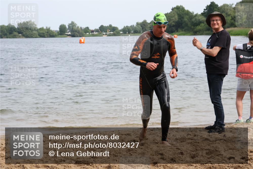 15.06.2025 - 27. Vierlanden-Triathlon Lena Gebhardt http://msf.ph/oto/8032427 15.06.2025 11:14:25 Schwimmen 804, 833, 958 meine-sportfotos.de