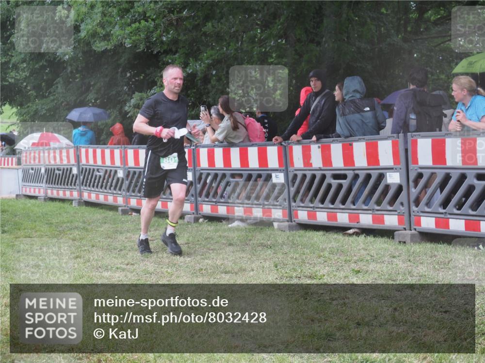 21.06.2025 - 27. Vierlanden-Triathlon KatJ http://msf.ph/oto/8032428 15.06.2025 13:43:13 Ziel 720, 801 meine-sportfotos.de