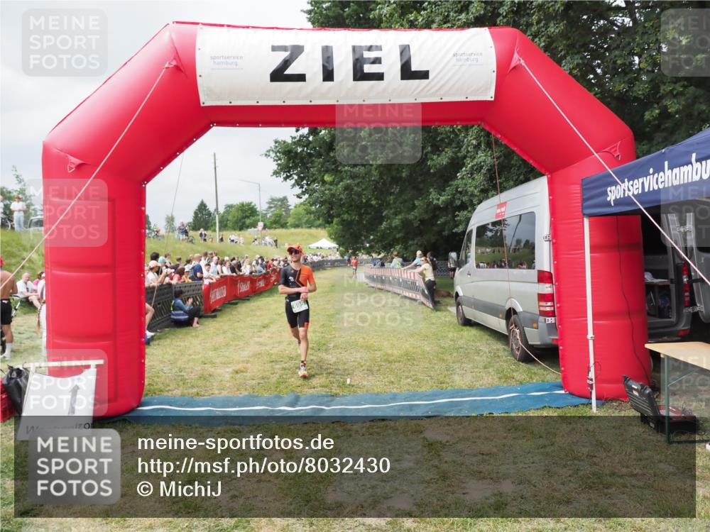 21.06.2025 - 27. Vierlanden-Triathlon MichiJ http://msf.ph/oto/8032430 15.06.2026 12:51:08 Ziel 239, 695 meine-sportfotos.de