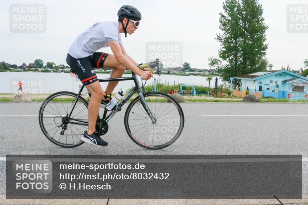 15.06.2025 - 27. Vierlanden-Triathlon H.Heesch http://msf.ph/oto/8032432 15.06.2025 10:39:47 Radfahren 153, 260, 357 meine-sportfotos.de