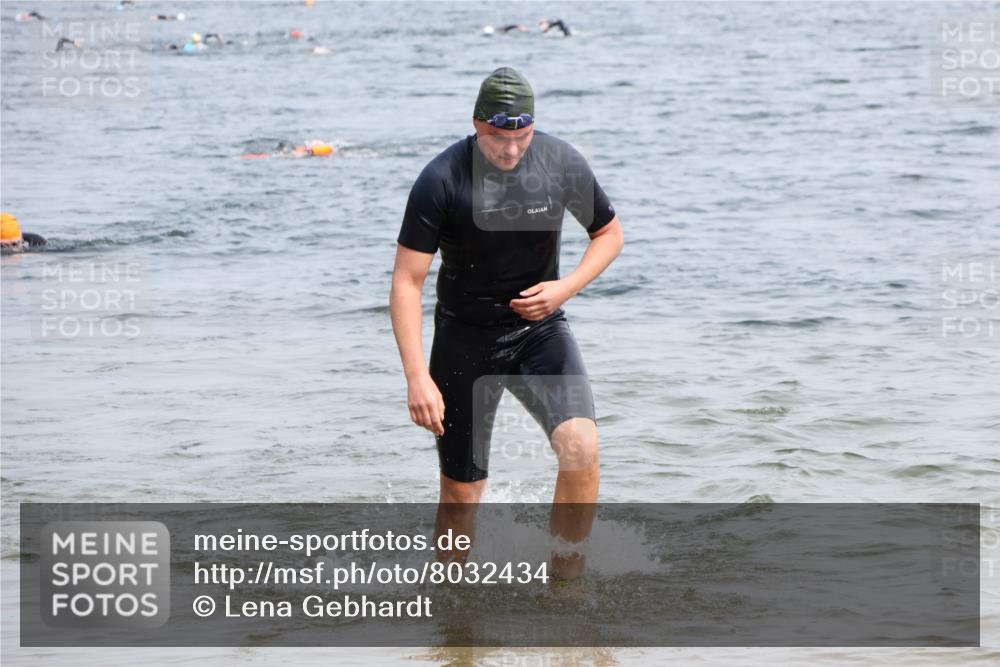 15.06.2025 - 27. Vierlanden-Triathlon Lena Gebhardt http://msf.ph/oto/8032434 15.06.2025 11:14:27 Schwimmen 833, 958 meine-sportfotos.de