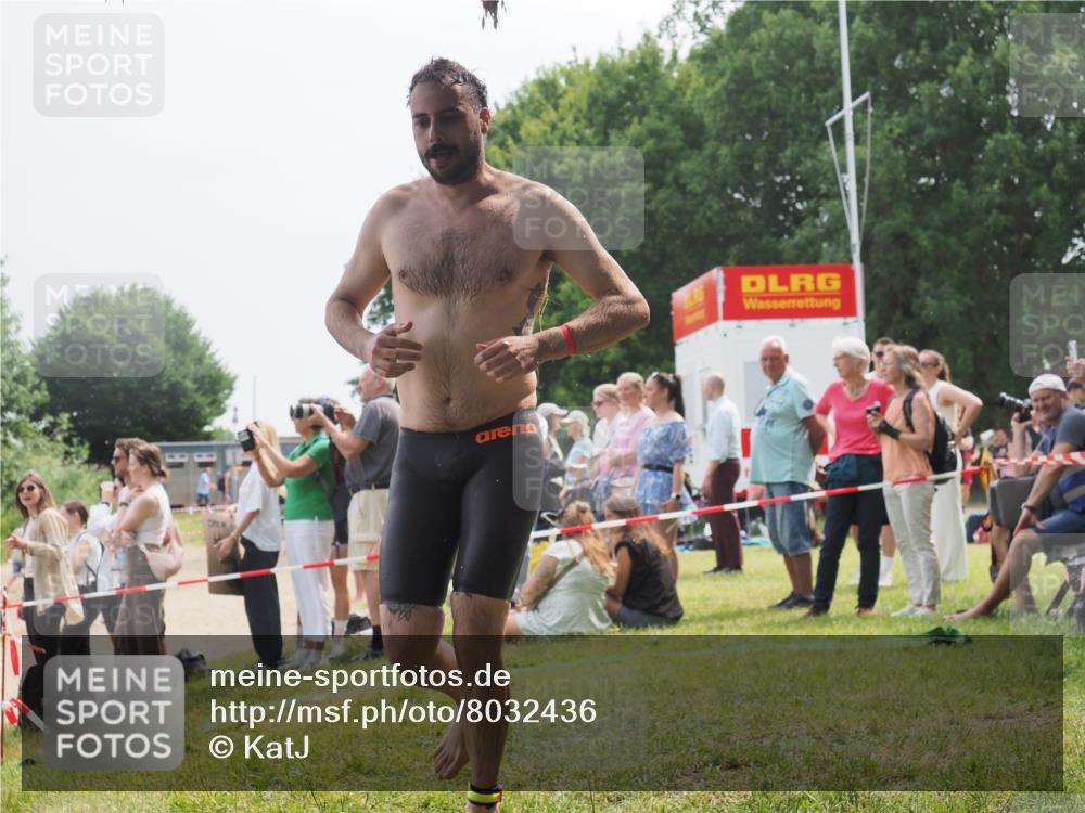 15.06.2025 - 27. Vierlanden-Triathlon KatJ http://msf.ph/oto/8032436 15.06.2025 11:12:39 Schwimmen 968 meine-sportfotos.de