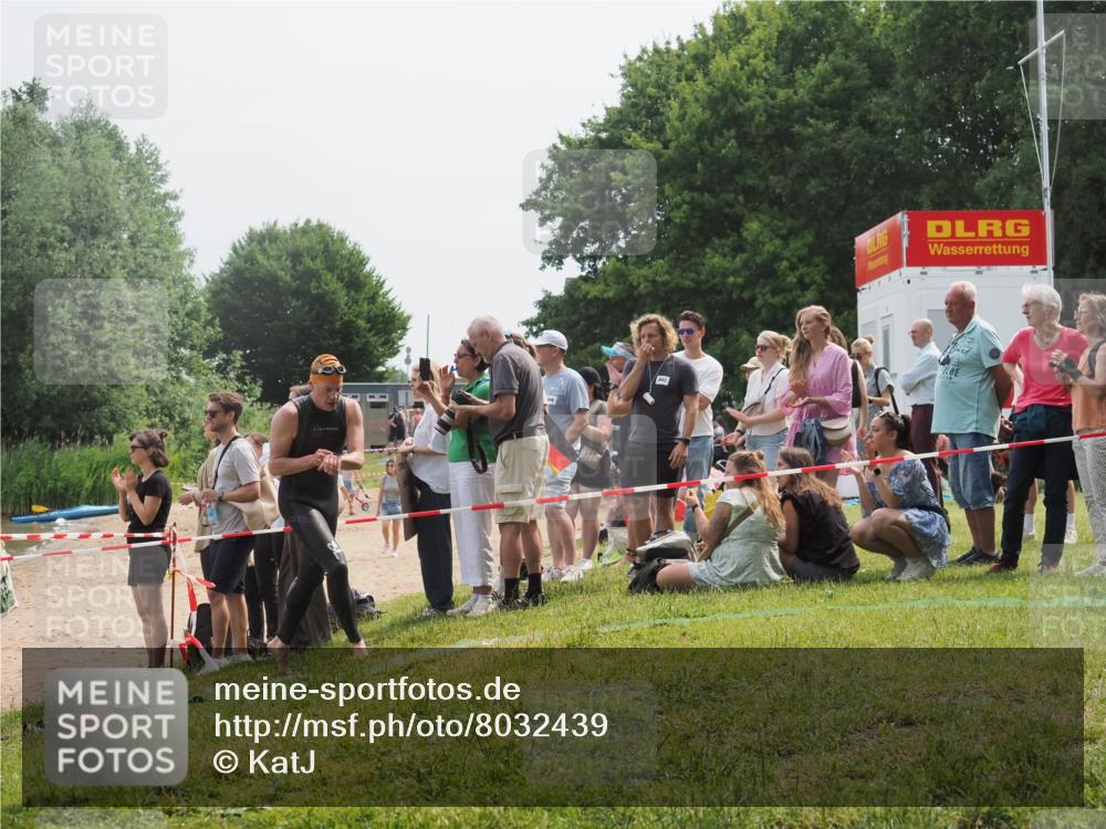 15.06.2025 - 27. Vierlanden-Triathlon KatJ http://msf.ph/oto/8032439 15.06.2025 11:12:50 Schwimmen 858, 928, 982 meine-sportfotos.de