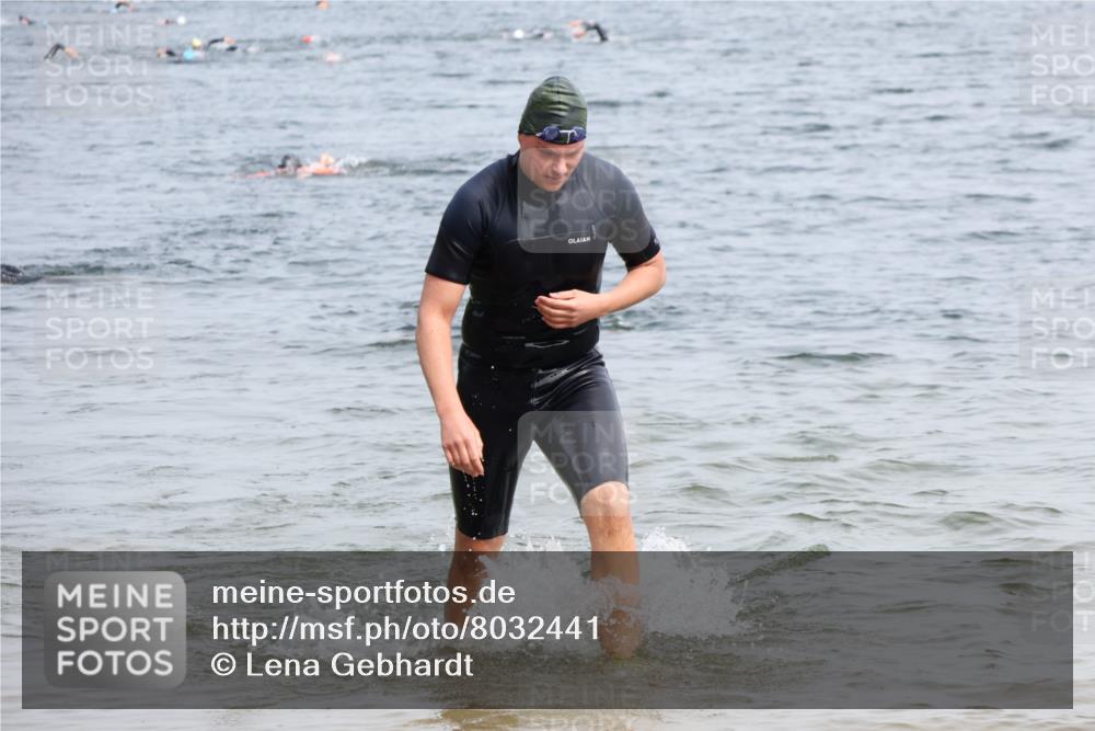 15.06.2025 - 27. Vierlanden-Triathlon Lena Gebhardt http://msf.ph/oto/8032441 15.06.2025 11:14:27 Schwimmen 833, 958 meine-sportfotos.de