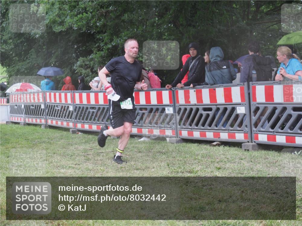 21.06.2025 - 27. Vierlanden-Triathlon KatJ http://msf.ph/oto/8032442 15.06.2025 13:43:13 Ziel 720, 801 meine-sportfotos.de