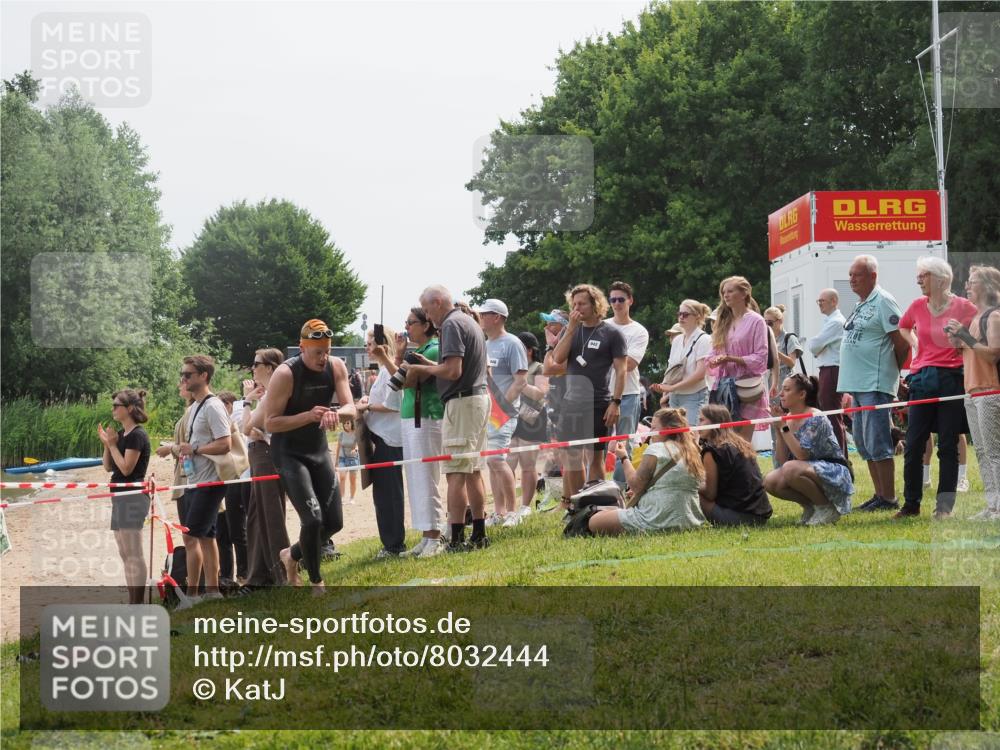 15.06.2025 - 27. Vierlanden-Triathlon KatJ http://msf.ph/oto/8032444 15.06.2025 11:12:50 Schwimmen 858, 928, 982 meine-sportfotos.de