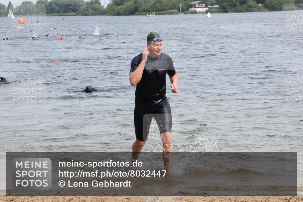15.06.2025 - 27. Vierlanden-Triathlon Lena Gebhardt http://msf.ph/oto/8032447 15.06.2025 11:14:28 Schwimmen 833, 958 meine-sportfotos.de