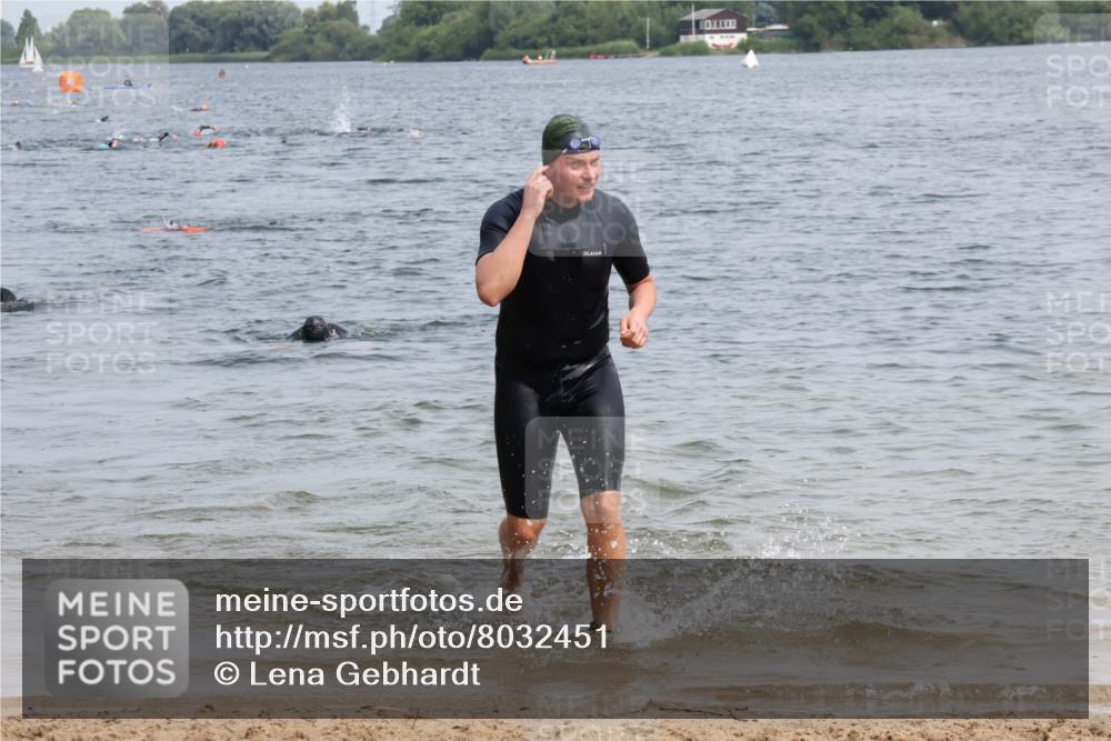 15.06.2025 - 27. Vierlanden-Triathlon Lena Gebhardt http://msf.ph/oto/8032451 15.06.2025 11:14:28 Schwimmen 833, 958 meine-sportfotos.de