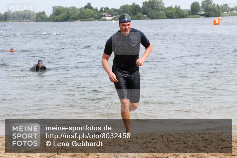 15.06.2025 - 27. Vierlanden-Triathlon Lena Gebhardt http://msf.ph/oto/8032458 15.06.2025 11:14:29 Schwimmen 833, 958 meine-sportfotos.de