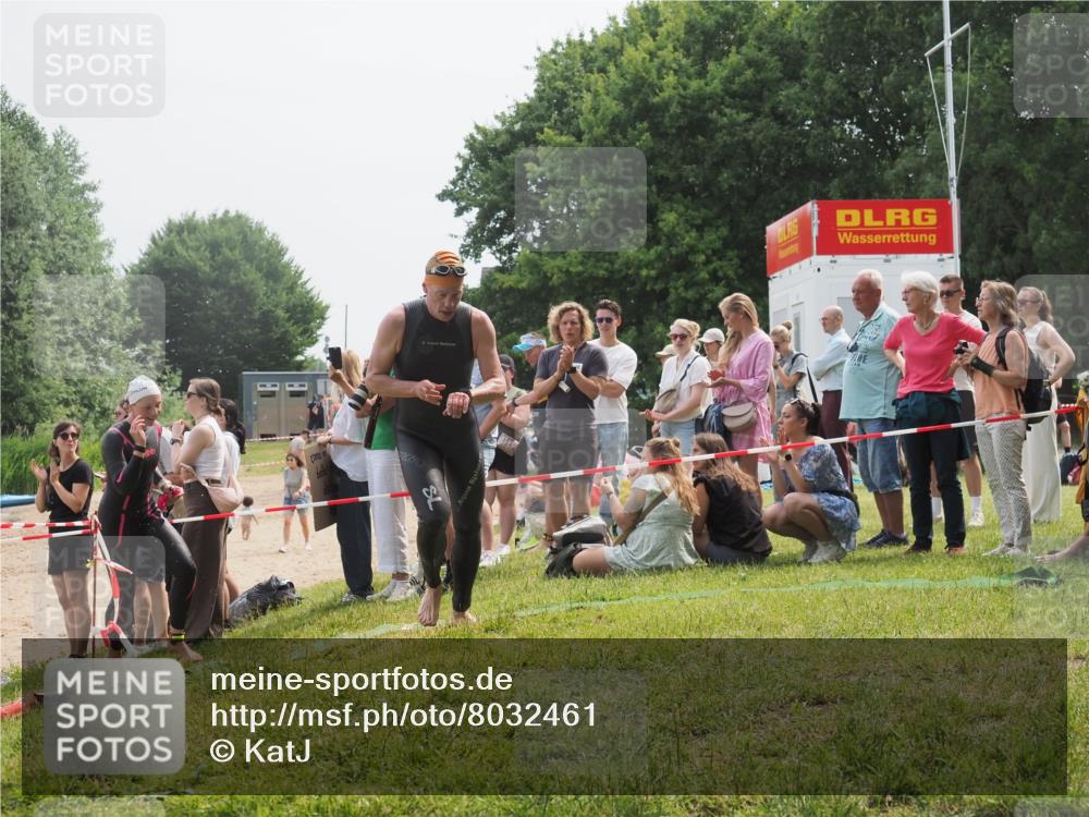 15.06.2025 - 27. Vierlanden-Triathlon KatJ http://msf.ph/oto/8032461 15.06.2025 11:12:51 Schwimmen 858, 928, 982 meine-sportfotos.de