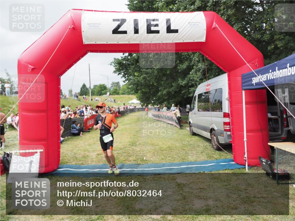 21.06.2025 - 27. Vierlanden-Triathlon MichiJ http://msf.ph/oto/8032464 15.06.2026 12:51:08 Ziel 239, 695 meine-sportfotos.de
