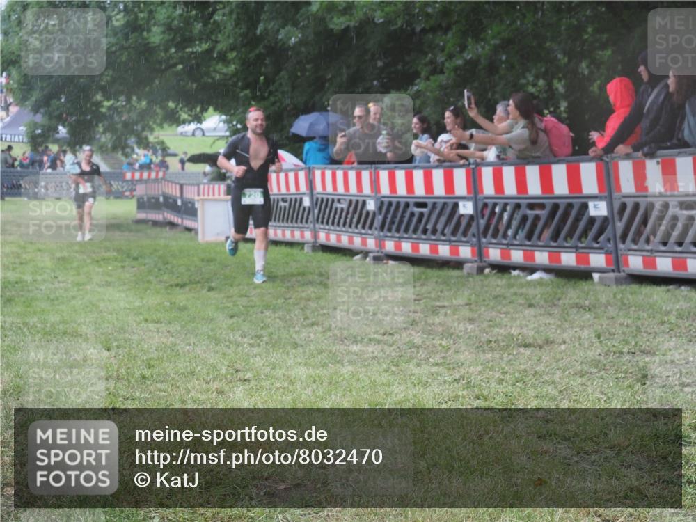 21.06.2025 - 27. Vierlanden-Triathlon KatJ http://msf.ph/oto/8032470 15.06.2025 13:43:19 Ziel 720, 945 meine-sportfotos.de