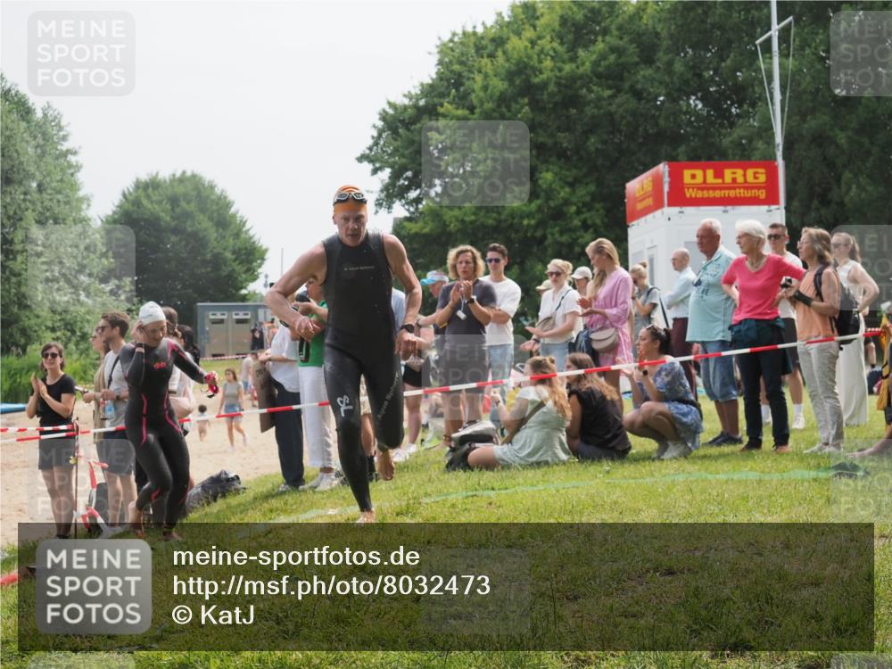 15.06.2025 - 27. Vierlanden-Triathlon KatJ http://msf.ph/oto/8032473 15.06.2025 11:12:51 Schwimmen 858, 928, 982 meine-sportfotos.de
