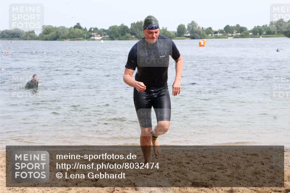 15.06.2025 - 27. Vierlanden-Triathlon Lena Gebhardt http://msf.ph/oto/8032474 15.06.2025 11:14:30 Schwimmen 833, 958 meine-sportfotos.de