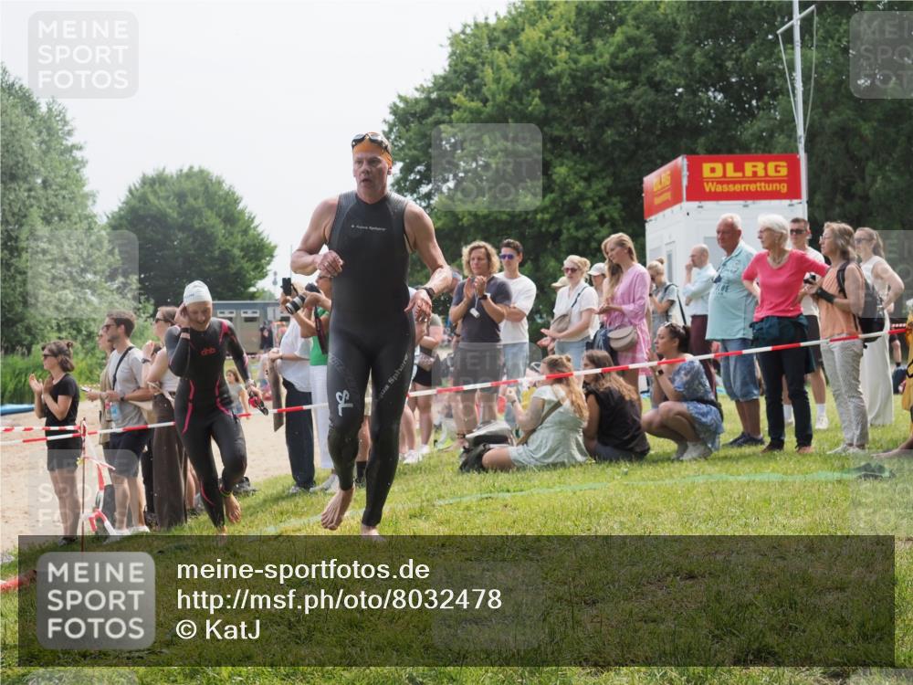 15.06.2025 - 27. Vierlanden-Triathlon KatJ http://msf.ph/oto/8032478 15.06.2025 11:12:52 Schwimmen 858, 928, 982 meine-sportfotos.de