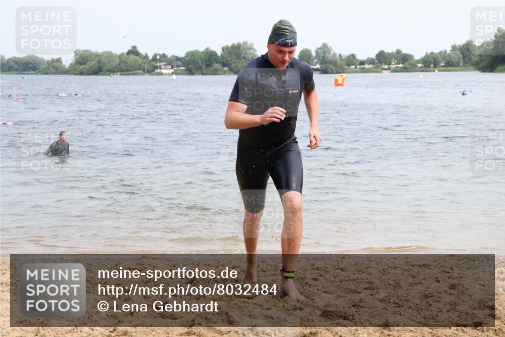15.06.2025 - 27. Vierlanden-Triathlon Lena Gebhardt http://msf.ph/oto/8032484 15.06.2025 11:14:30 Schwimmen 833, 958 meine-sportfotos.de