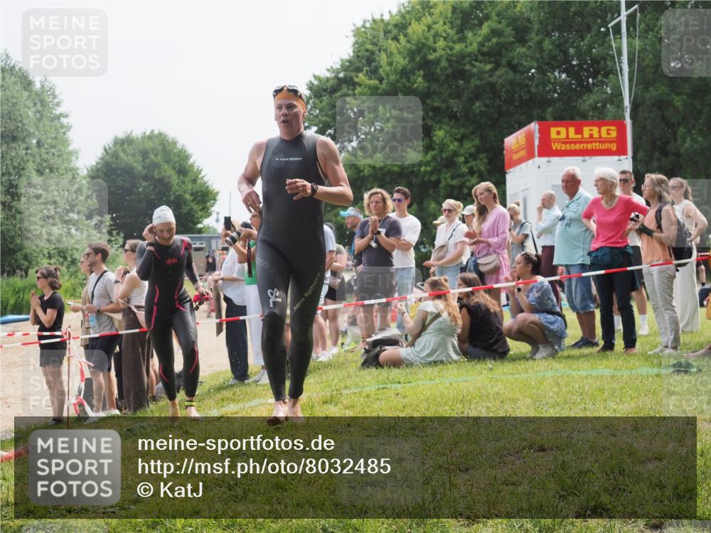 15.06.2025 - 27. Vierlanden-Triathlon KatJ http://msf.ph/oto/8032485 15.06.2025 11:12:52 Schwimmen 858, 928, 982 meine-sportfotos.de