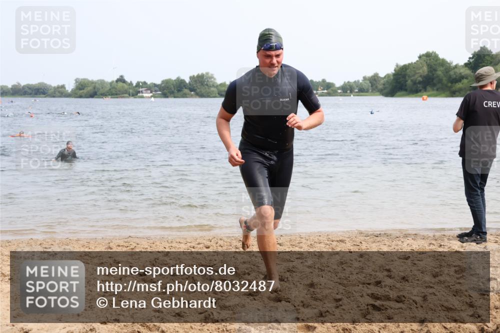 15.06.2025 - 27. Vierlanden-Triathlon Lena Gebhardt http://msf.ph/oto/8032487 15.06.2025 11:14:31 Schwimmen 833, 958 meine-sportfotos.de