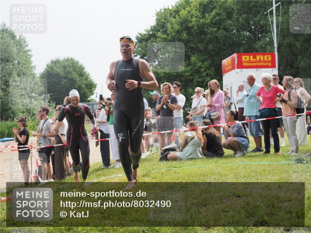 15.06.2025 - 27. Vierlanden-Triathlon KatJ http://msf.ph/oto/8032490 15.06.2025 11:12:52 Schwimmen 858, 928, 982 meine-sportfotos.de