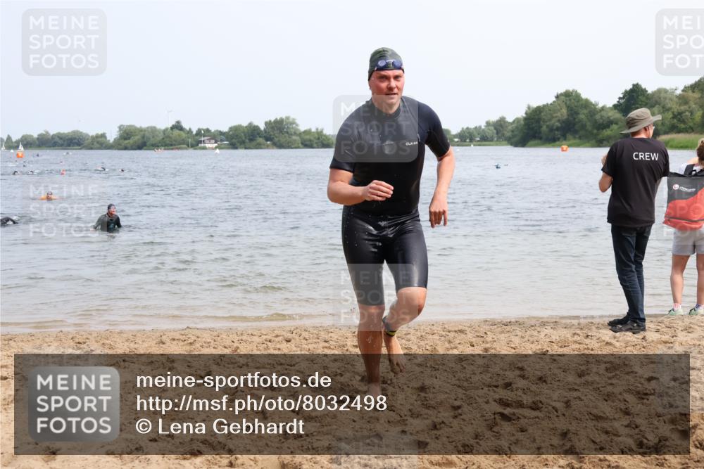 15.06.2025 - 27. Vierlanden-Triathlon Lena Gebhardt http://msf.ph/oto/8032498 15.06.2025 11:14:31 Schwimmen 833, 958 meine-sportfotos.de
