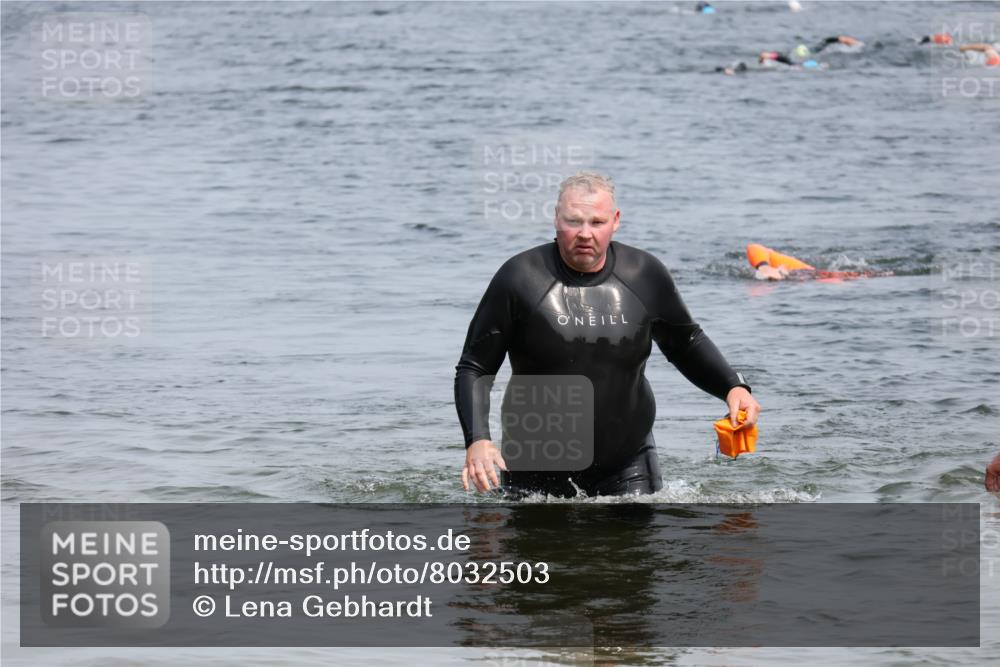 15.06.2025 - 27. Vierlanden-Triathlon Lena Gebhardt http://msf.ph/oto/8032503 15.06.2025 11:14:39 Schwimmen 958 meine-sportfotos.de