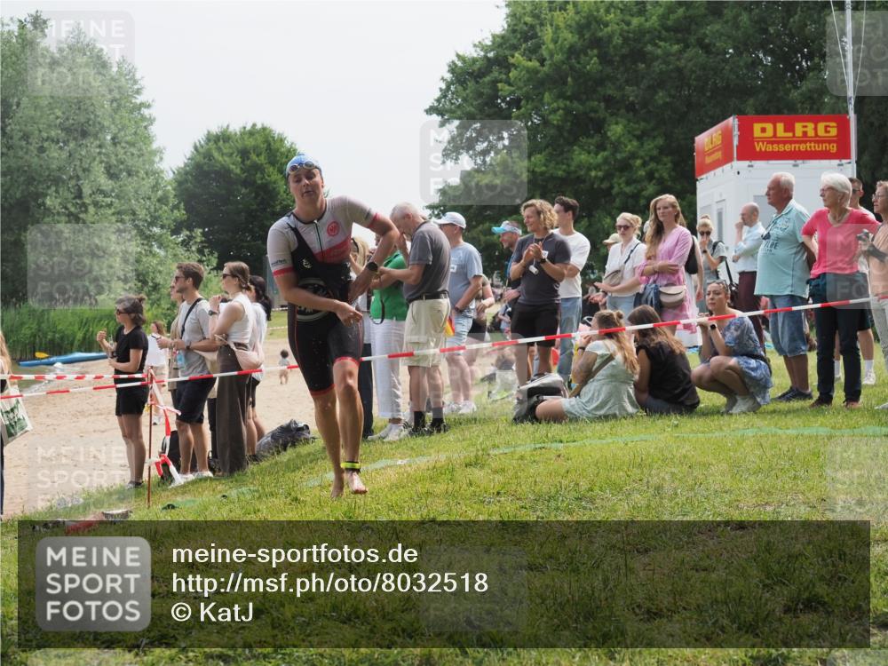 15.06.2025 - 27. Vierlanden-Triathlon KatJ http://msf.ph/oto/8032518 15.06.2025 11:12:55 Schwimmen 858, 928, 982 meine-sportfotos.de