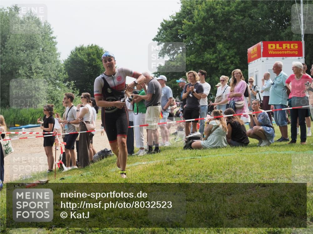 15.06.2025 - 27. Vierlanden-Triathlon KatJ http://msf.ph/oto/8032523 15.06.2025 11:12:55 Schwimmen 858, 928, 982 meine-sportfotos.de