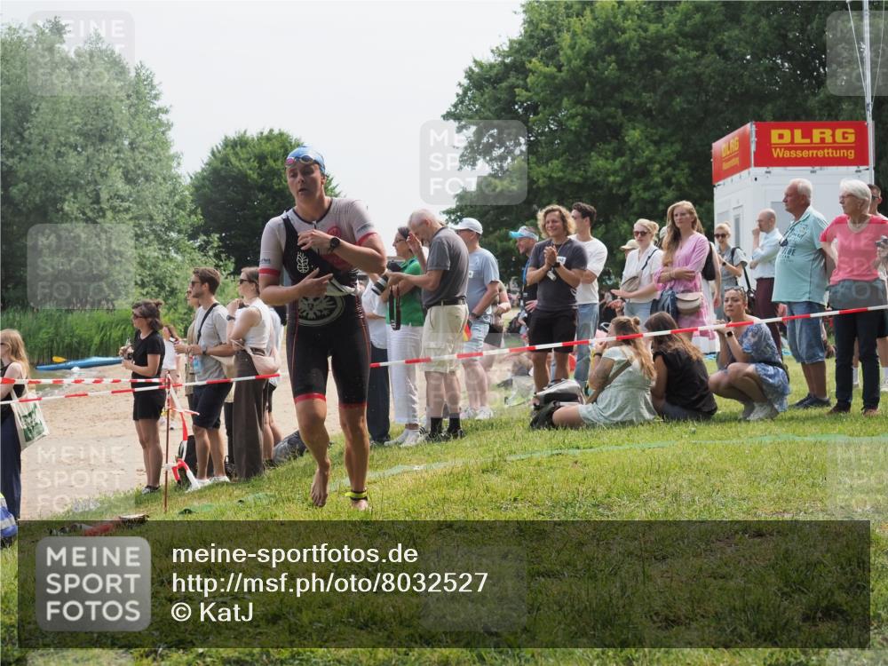 15.06.2025 - 27. Vierlanden-Triathlon KatJ http://msf.ph/oto/8032527 15.06.2025 11:12:55 Schwimmen 858, 928, 982 meine-sportfotos.de