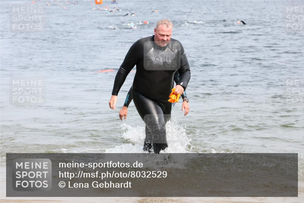 15.06.2025 - 27. Vierlanden-Triathlon Lena Gebhardt http://msf.ph/oto/8032529 15.06.2025 11:14:45 Schwimmen 812 meine-sportfotos.de