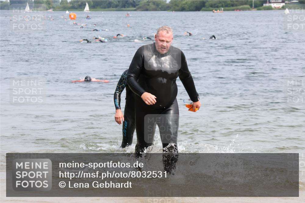 15.06.2025 - 27. Vierlanden-Triathlon Lena Gebhardt http://msf.ph/oto/8032531 15.06.2025 11:14:45 Schwimmen 812 meine-sportfotos.de