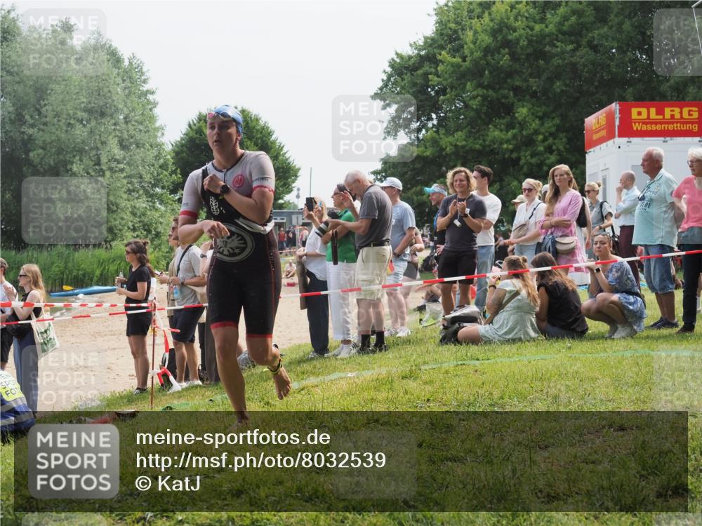15.06.2025 - 27. Vierlanden-Triathlon KatJ http://msf.ph/oto/8032539 15.06.2025 11:12:55 Schwimmen 858, 928, 982 meine-sportfotos.de