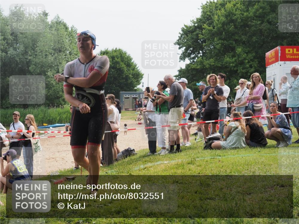 15.06.2025 - 27. Vierlanden-Triathlon KatJ http://msf.ph/oto/8032551 15.06.2025 11:12:55 Schwimmen 858, 928, 982 meine-sportfotos.de