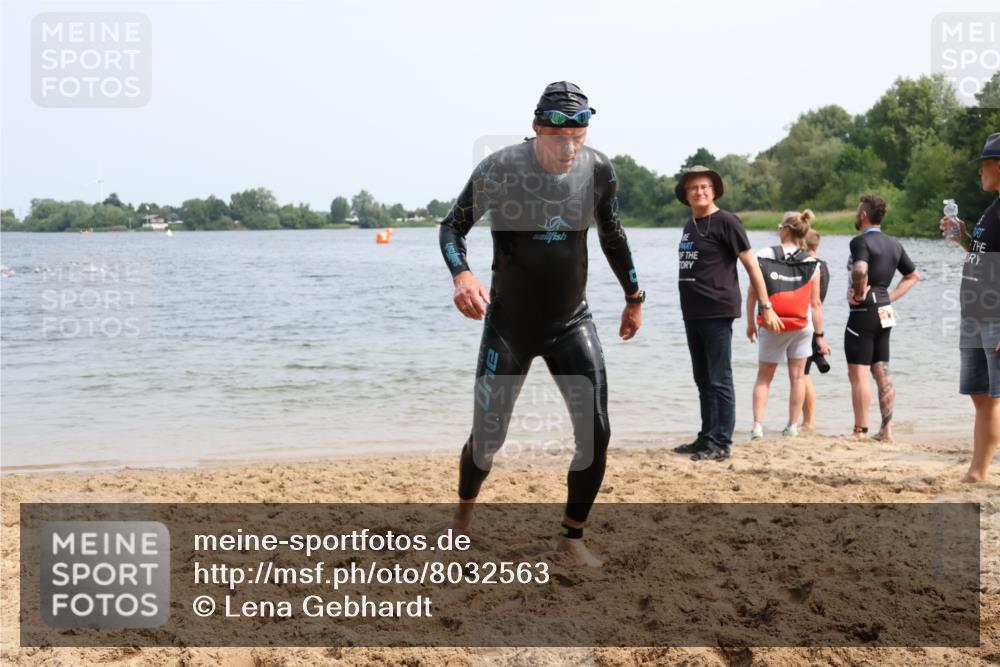 15.06.2025 - 27. Vierlanden-Triathlon Lena Gebhardt http://msf.ph/oto/8032563 15.06.2025 11:14:56 Schwimmen 798, 812 meine-sportfotos.de