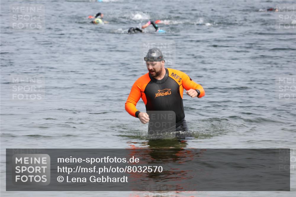 15.06.2025 - 27. Vierlanden-Triathlon Lena Gebhardt http://msf.ph/oto/8032570 15.06.2025 11:15:01 Schwimmen 798, 812 meine-sportfotos.de