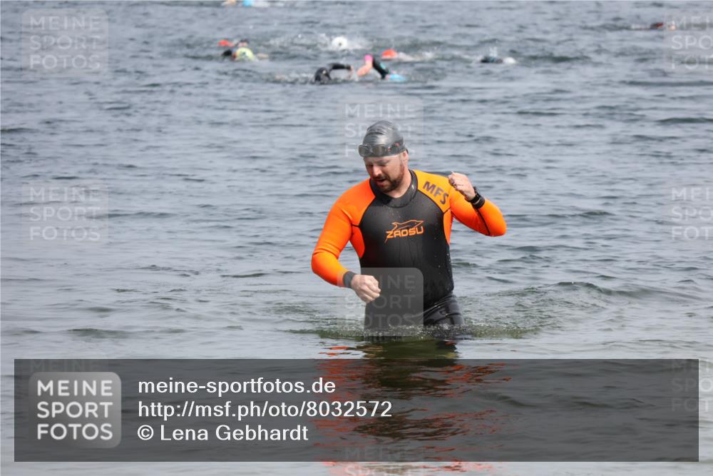 15.06.2025 - 27. Vierlanden-Triathlon Lena Gebhardt http://msf.ph/oto/8032572 15.06.2025 11:15:01 Schwimmen 798, 812 meine-sportfotos.de