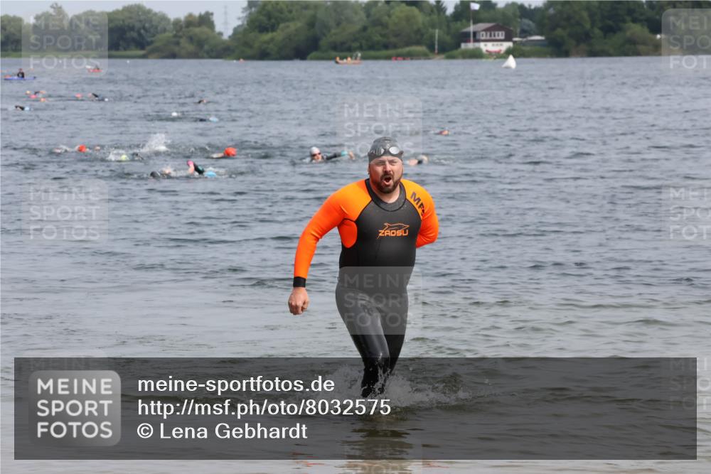 15.06.2025 - 27. Vierlanden-Triathlon Lena Gebhardt http://msf.ph/oto/8032575 15.06.2025 11:15:07 Schwimmen 798, 826 meine-sportfotos.de