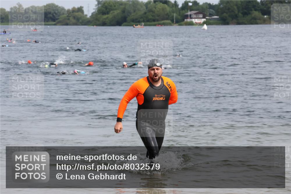 15.06.2025 - 27. Vierlanden-Triathlon Lena Gebhardt http://msf.ph/oto/8032579 15.06.2025 11:15:07 Schwimmen 798, 826 meine-sportfotos.de