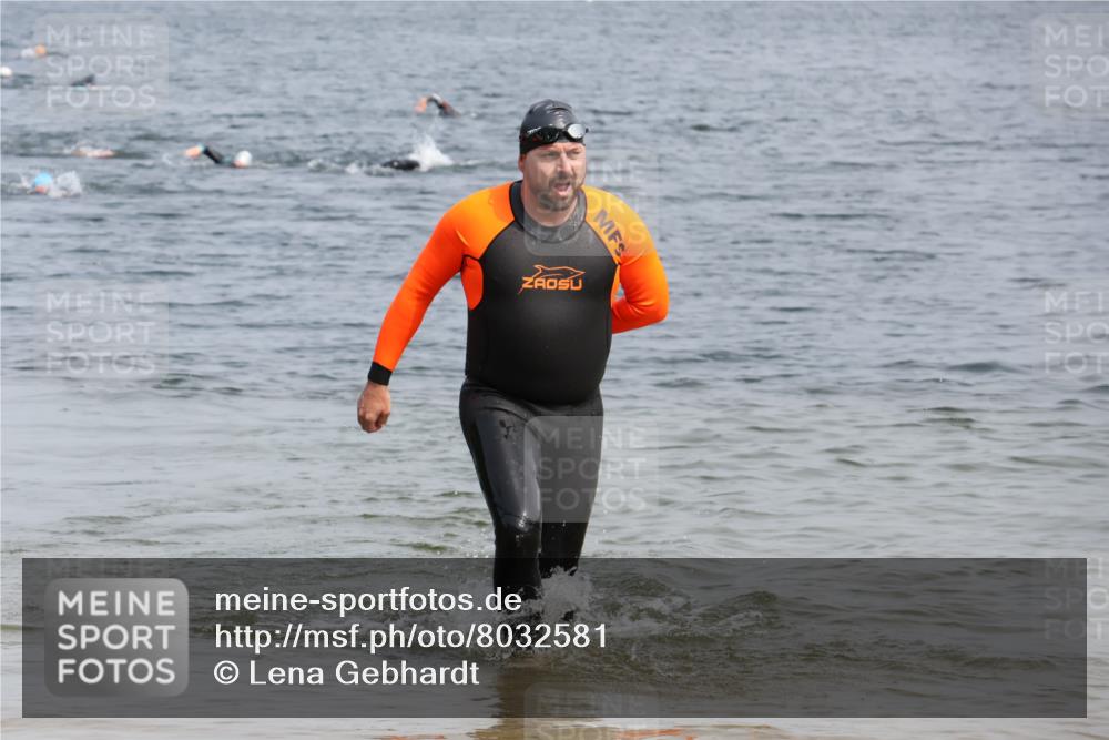 15.06.2025 - 27. Vierlanden-Triathlon Lena Gebhardt http://msf.ph/oto/8032581 15.06.2025 11:15:08 Schwimmen 798, 826 meine-sportfotos.de