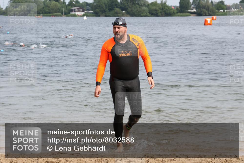 15.06.2025 - 27. Vierlanden-Triathlon Lena Gebhardt http://msf.ph/oto/8032588 15.06.2025 11:15:11 Schwimmen 826 meine-sportfotos.de